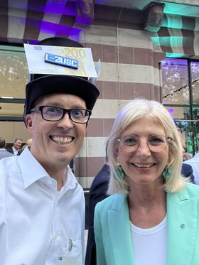 "Budget-Verdoppler" Christian Hinreiner zusammen mit Ulrike Scharf, Bayerische Staatsministerin für Familie, Arbeit und Soziales beim IHK Jahresempfang 2026 "Budget-Verdoppler" Christian Hinreiner zusammen mit Ulrike Scharf, Bayerische Staatsministerin für Familie, Arbeit und Soziales beim IHK Jahresempfang 2026